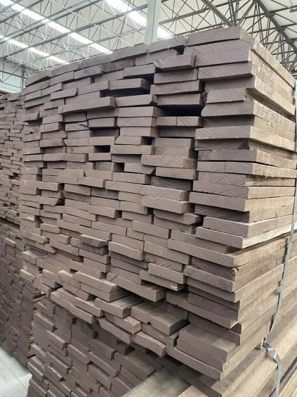 Madera de importación apilada
