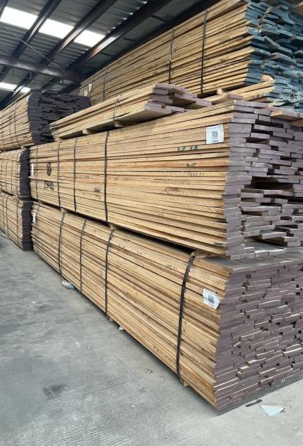 Tablones de madera en nave de Maderas El Fresno
